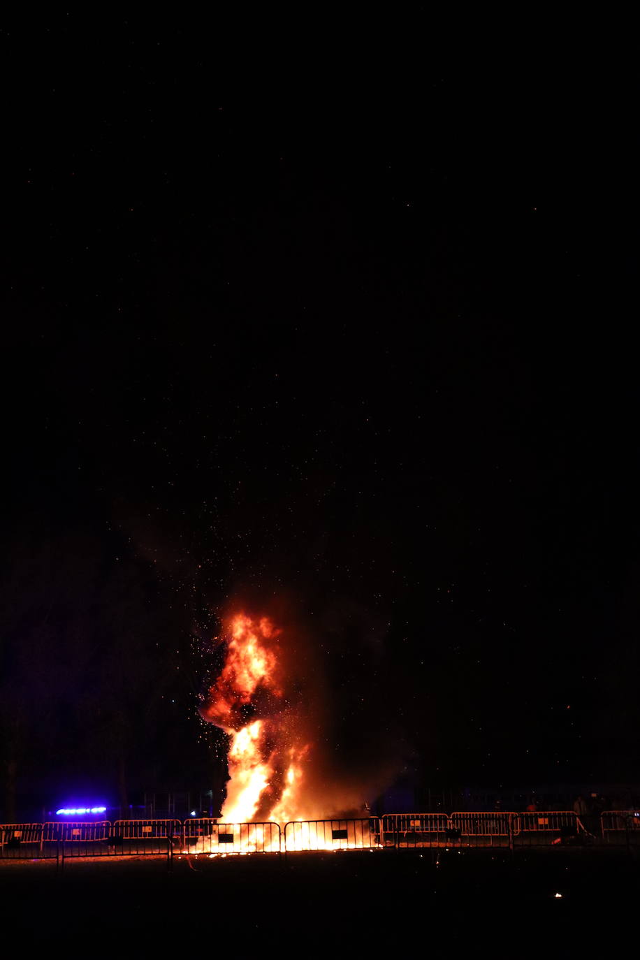 Arde la hoguera de San Juan en León