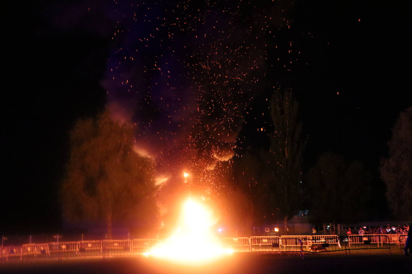 Arde la hoguera de San Juan en León