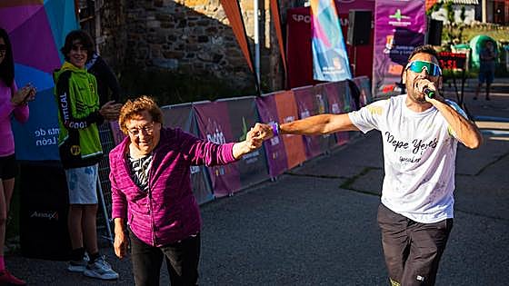 La bienvenida de Joaquina y su pueblo a los locos del trail
