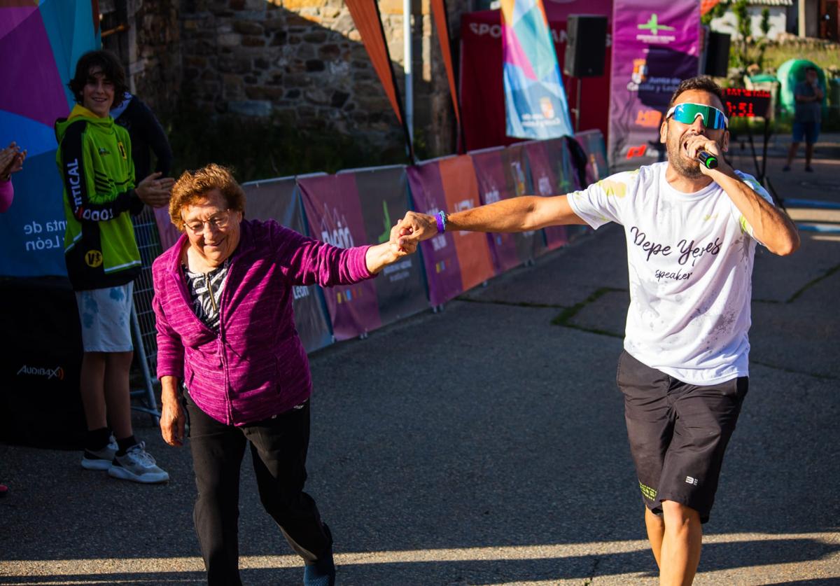 Joaquina fue protagonista en la línea de meta por su simpatía y generosidad con los corredores.