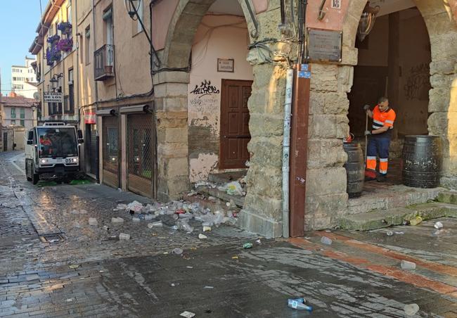 Limpieza de la Plaza Mayor en la mañana del sábado 24 de junio.