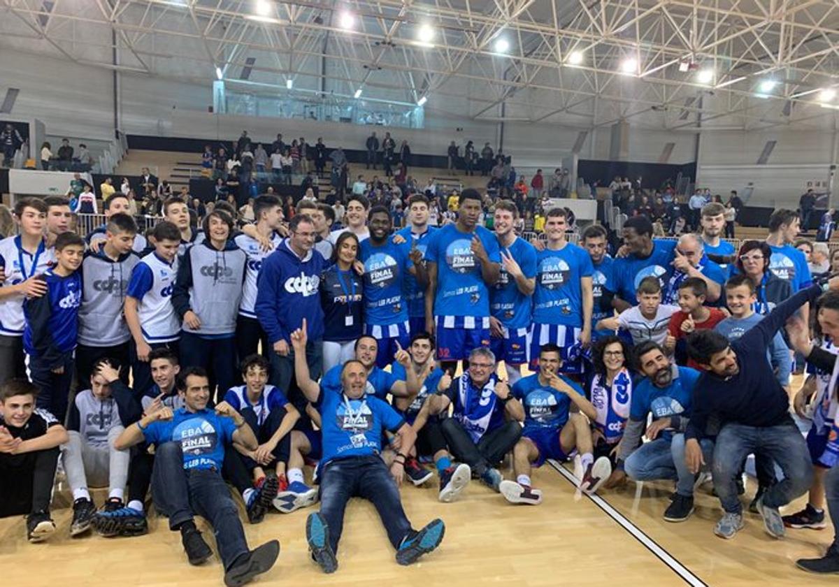 Directiva y jugadores celebran el ascenso a LEB Plata en 2019.