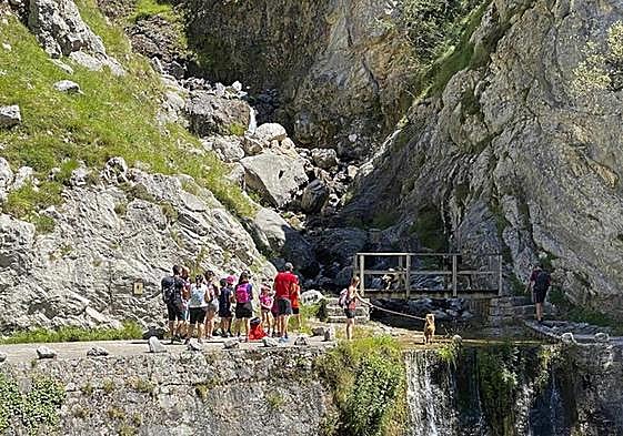 Turistas y senderistas caminando por la Ruta del Cares.