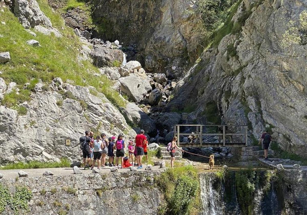 Turistas y senderistas caminando por la Ruta del Cares.