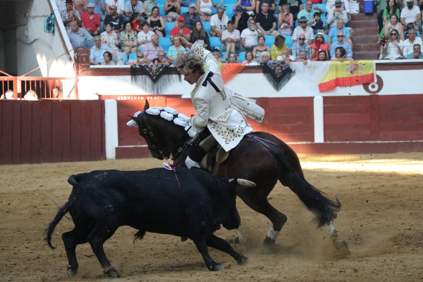 Imagen principal - Lea Vicens y Diego Ventura abren la puerta grande de León