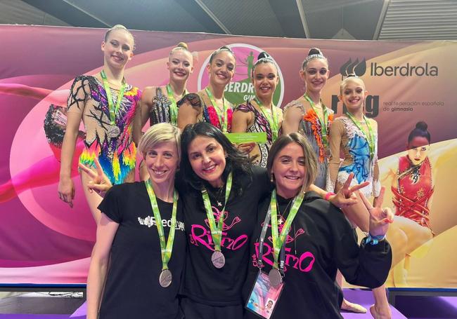 Las entrenadoras y las gimnastas tras el éxito en Santander.