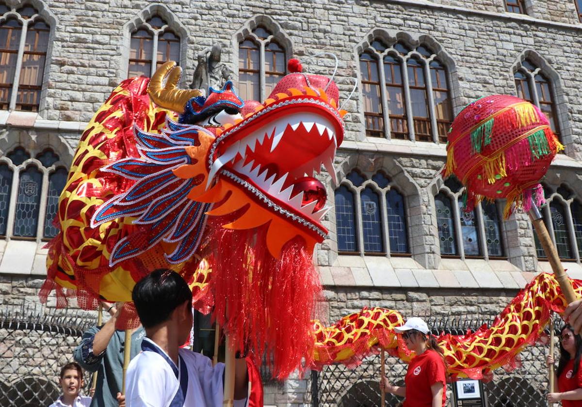 La danza del dragón llegó a las puertas de la Casa Botines, en León capital.