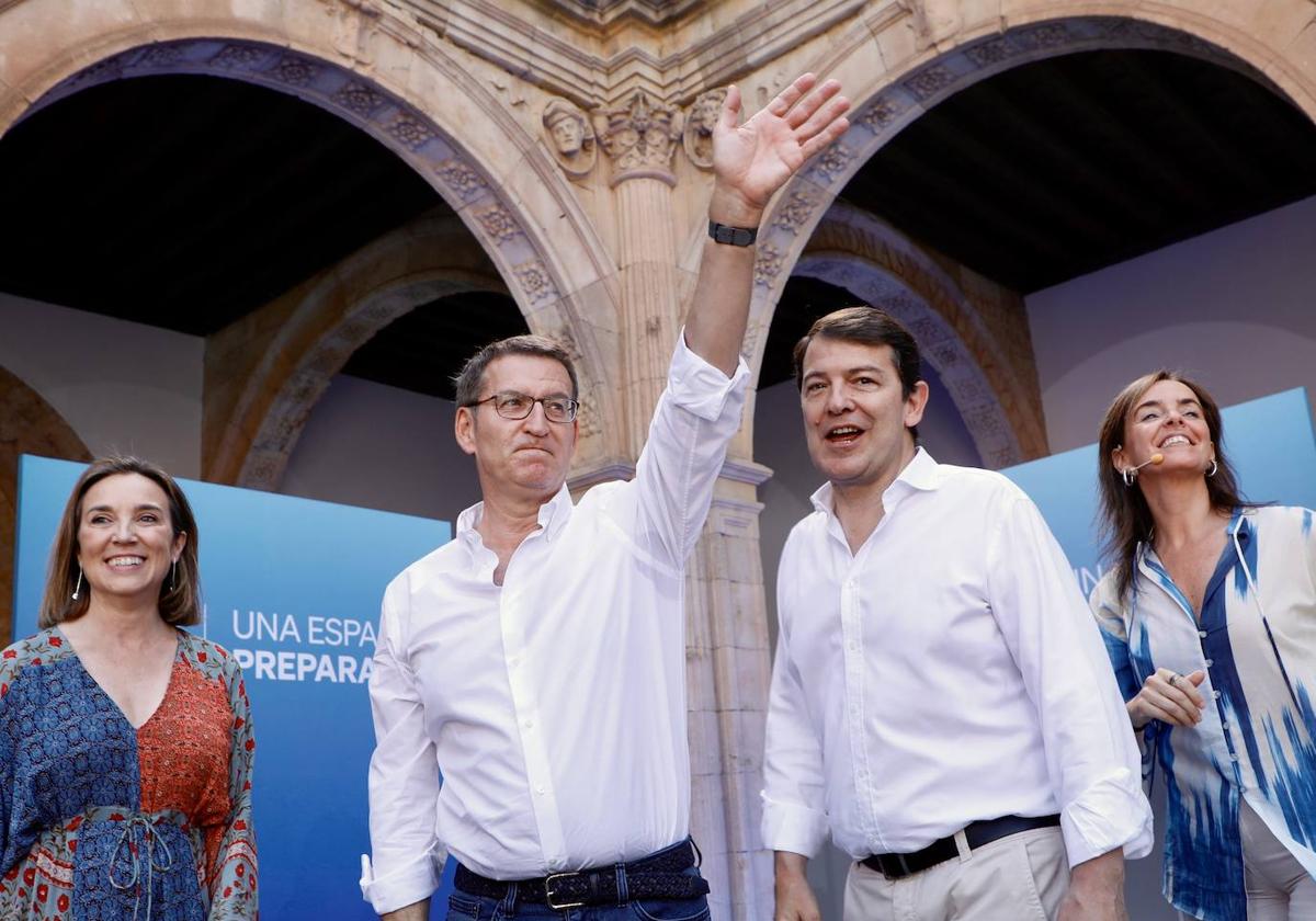 Alberto Núñez Feijóo, junto a Alfonso Fernández Mañueco, en un acto en Salamanca.