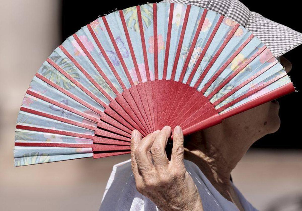 El termómetro afloja, pero el calor persiste este lunes en León.