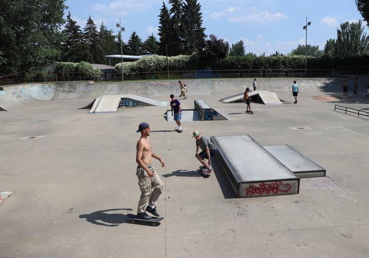 Imagen principal - Decenas de patinadores se acercaron al 'skatepark' para participar en el 'Go Skateboarding Day de León