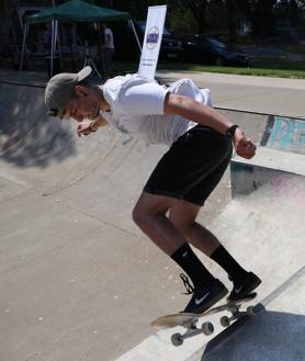 Imagen secundaria 2 - Decenas de patinadores se acercaron al 'skatepark' para participar en el 'Go Skateboarding Day de León