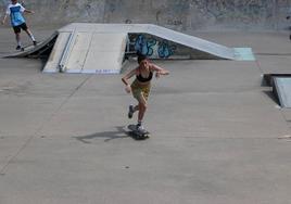 Decenas de patinadores se acercaron al 'skatepark' para participar en el 'Go Skateboarding Day de León'