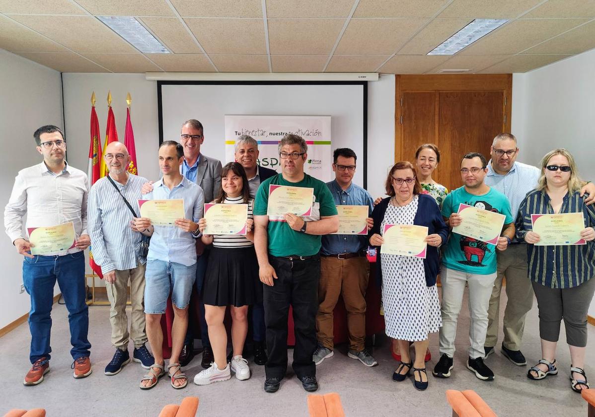 Entrega de diplomas y foto de familia de los reconocidos.