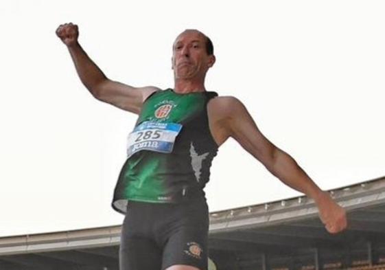 El leonés Luis Miguel García, campeón de España de salto de longitud en categoría M55