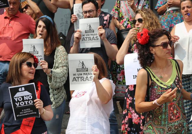 Algunos de los carteles mostrados durante la manifestación.