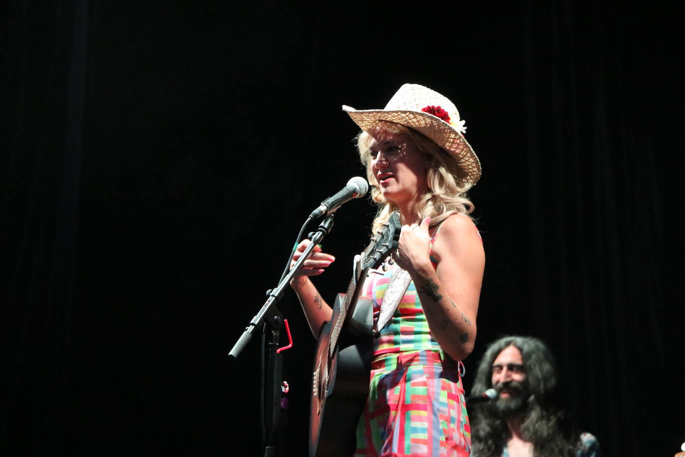 Nikki Lane derrocha talento country en León