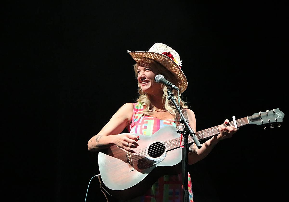 La cantautora estadounidense Nikki Lane llena de música country la plaza Mayor de León.