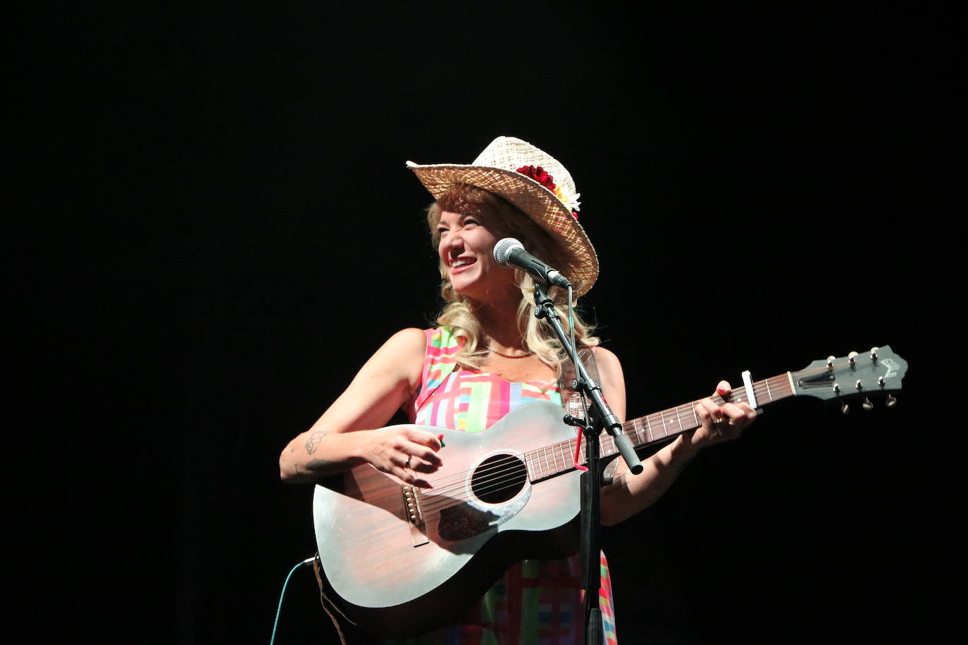 Nikki Lane derrocha talento country en León