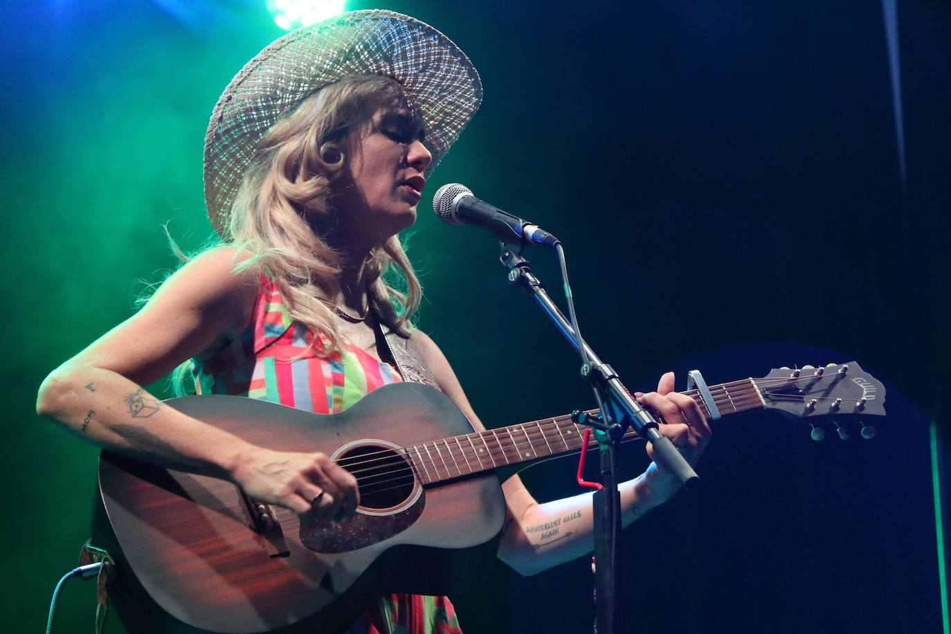 Nikki Lane derrocha talento country en León