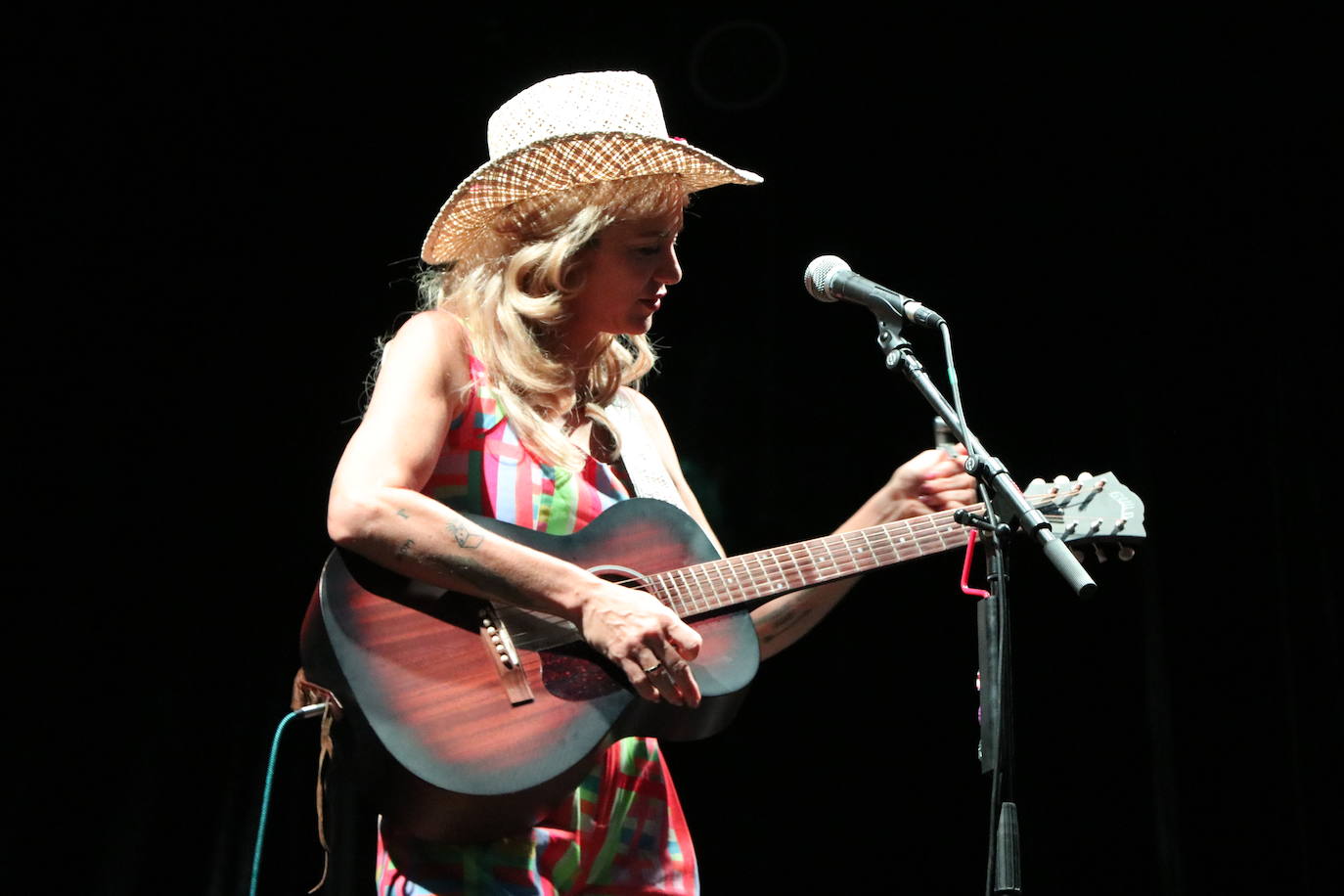 Nikki Lane derrocha talento country en León