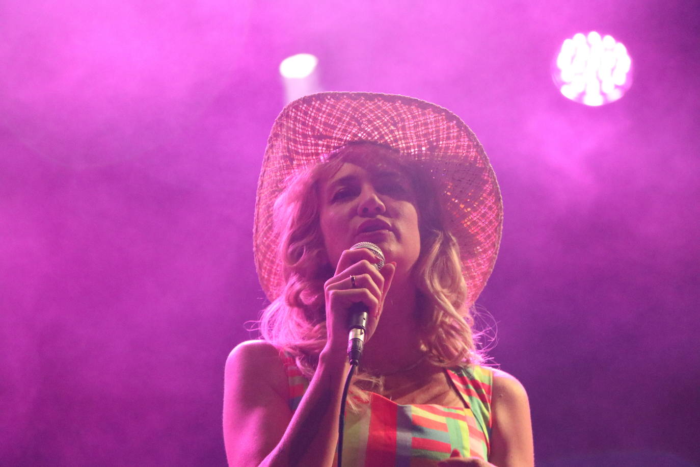 Nikki Lane derrocha talento country en León