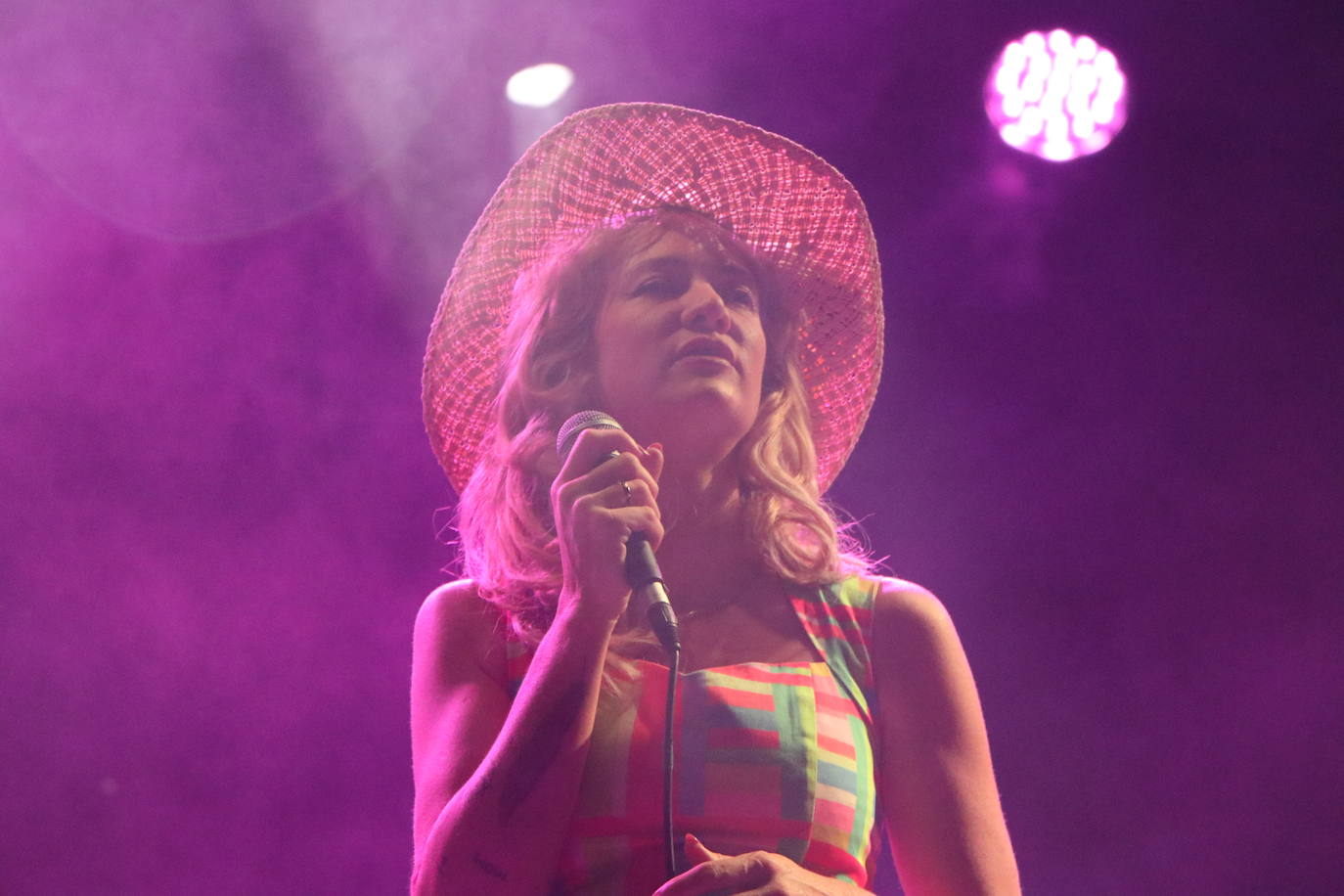 Nikki Lane derrocha talento country en León