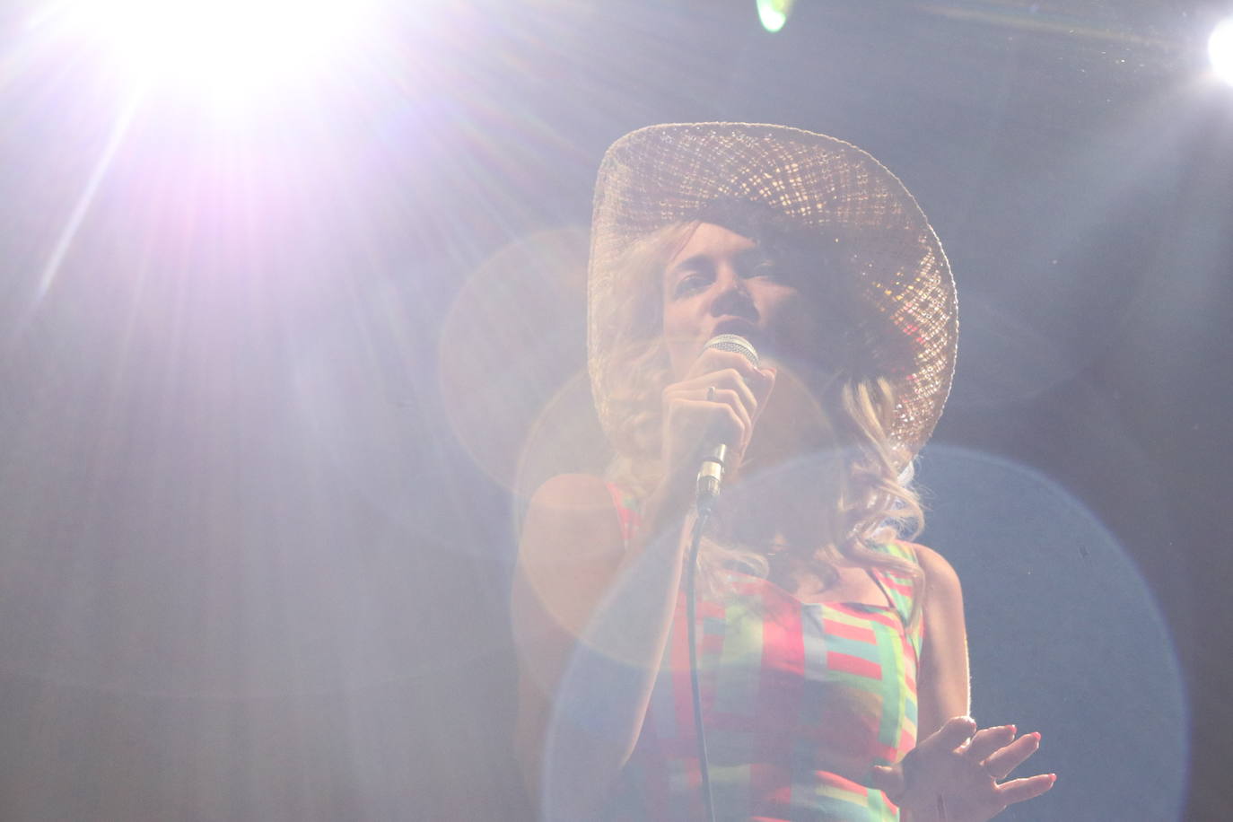 Nikki Lane derrocha talento country en León