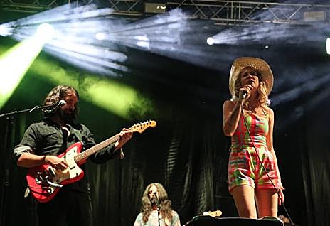 Imagen secundaria 1 - Nikki Lane en su concierto en la plaza Mayor de León.