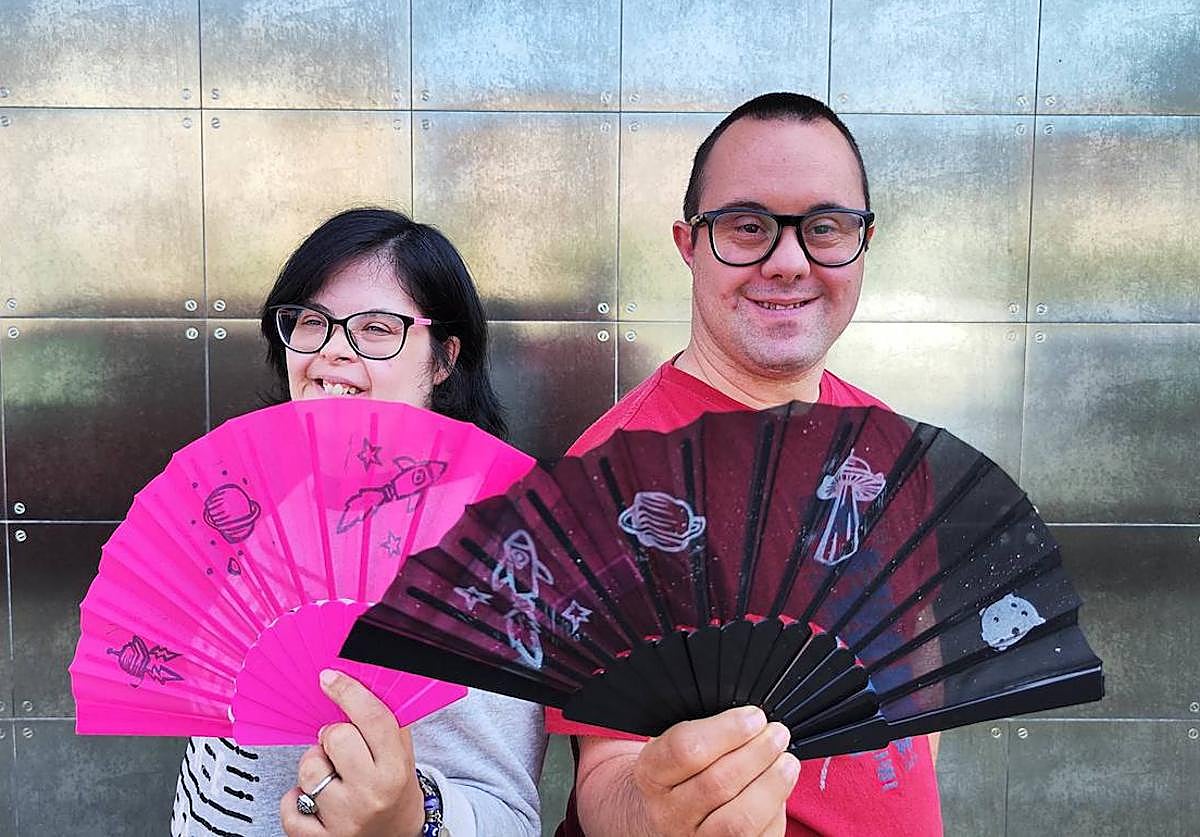 Alba y Luis con los abanicos de Asprona Bierzo para Planeta Spund.