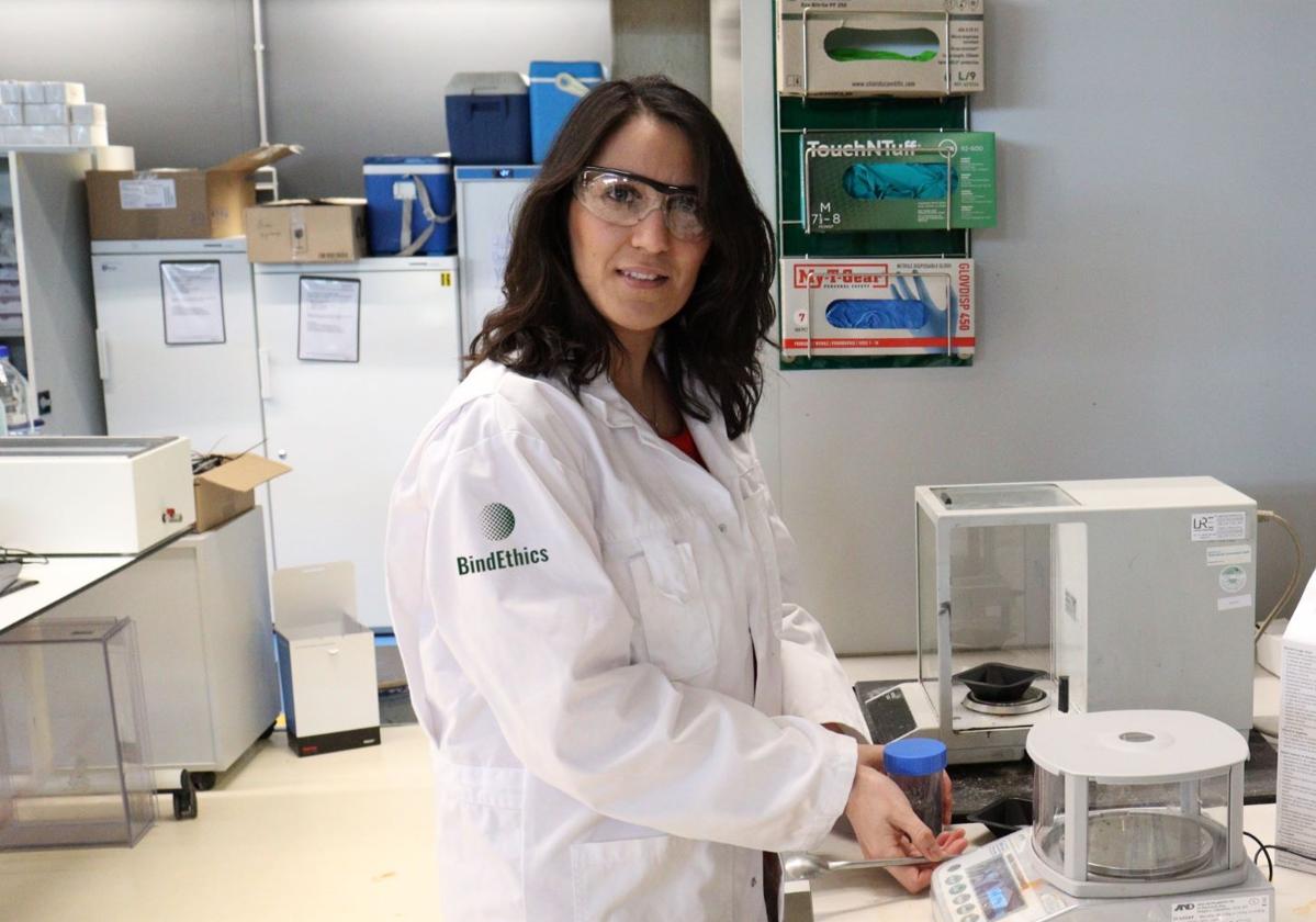 La química María García en el laboratorio desarrollando su proyecto en Bind Ethics.