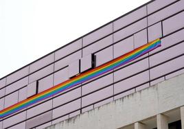 Banderas LGTBI colgadas en las ventanas de los despachos del Grupo Socialista en las Cortes de Castilla y León.