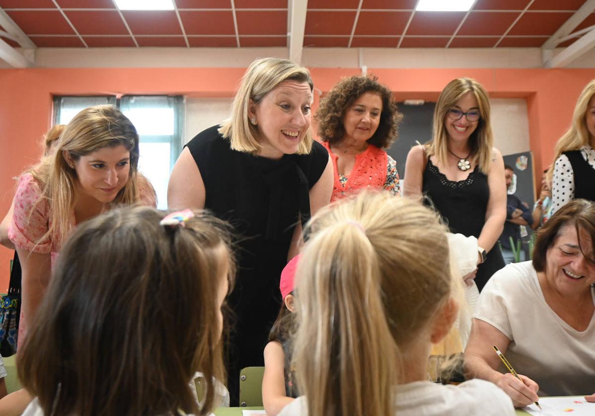 La consejera de Familia, Isabel Blanco, con niños que participan en el programa en la provincia de Valladolid.