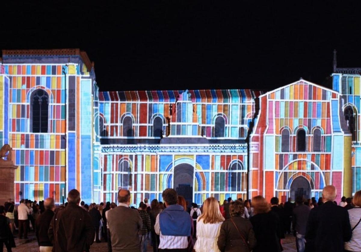 Los mejores planes para disfrutar del fin de semana en León, como asistir a la iluminación artística de la fachada de San Isidoro.