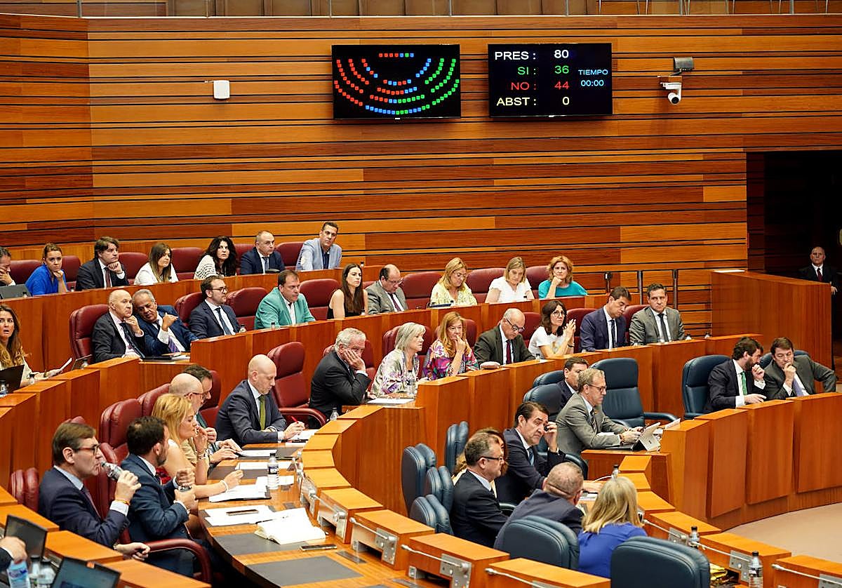 La procuradora socialista Laura Pelegrina coloca una camiseta del 'orgullo' sobre su asiento durante la segunda sesión del pleno de las Cortes de Castilla y León.