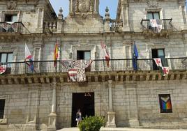 Los simbolos de la Noche Templaria presiden la fachada del Ayuntamiento en el Día del Orgullo, a excepción de la pequeña bandera instalada por el PSOE.