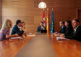 El presidente de la Junta de Castilla y León, Alfonso Fernández Mañueco, recibe en Valladolid al alcalde de Ponferrada, el popular Marco Moralam y a representantes de CB y Vox