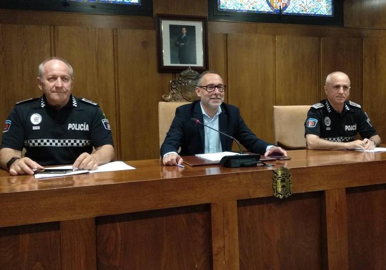 El concejal de Seguridad presentó el Plan de Seguridad de Verano 2023 junto al Intendente y al Mayor de la Policía Local.