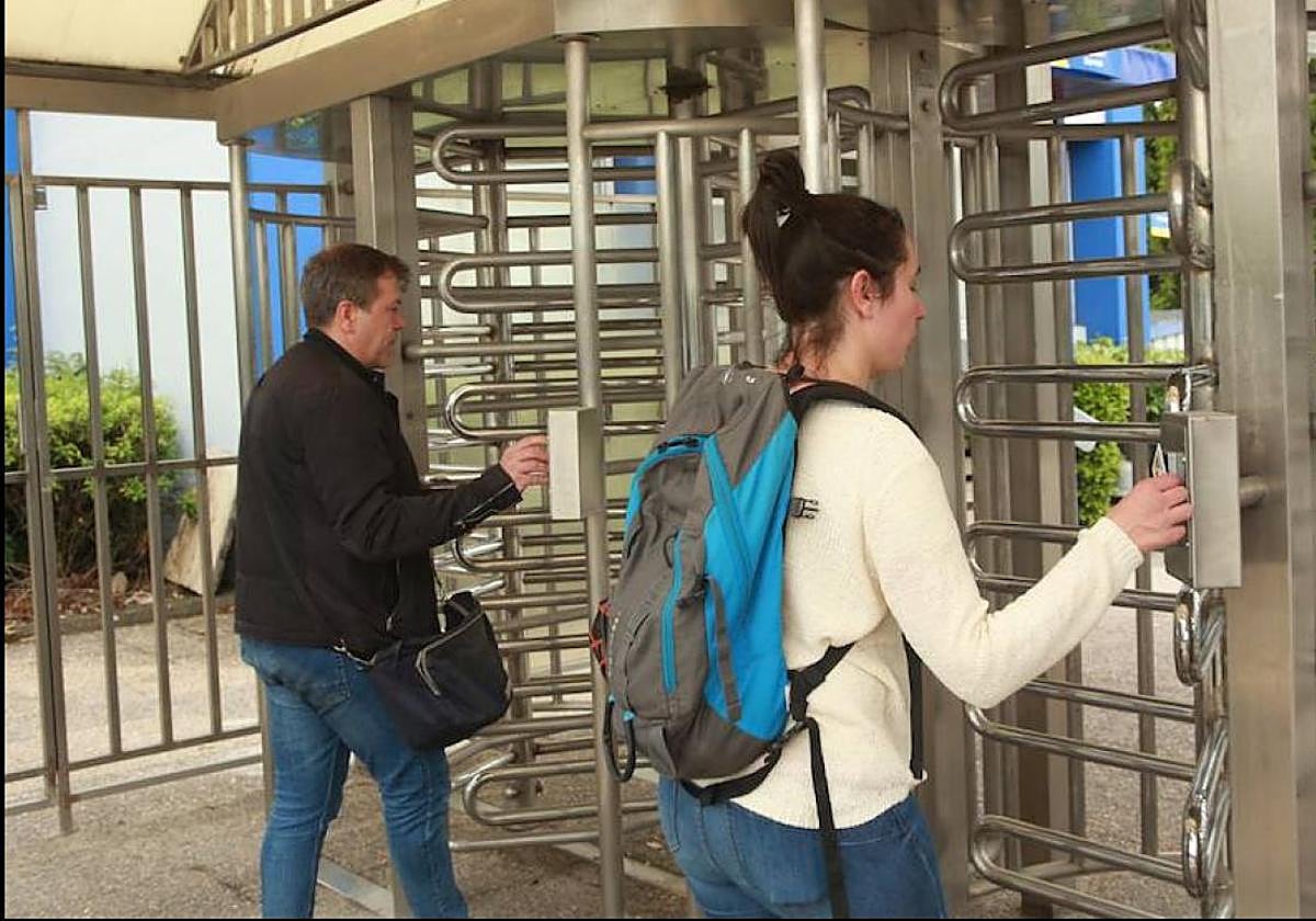 Trabajadores entrando a su puesto laboral.