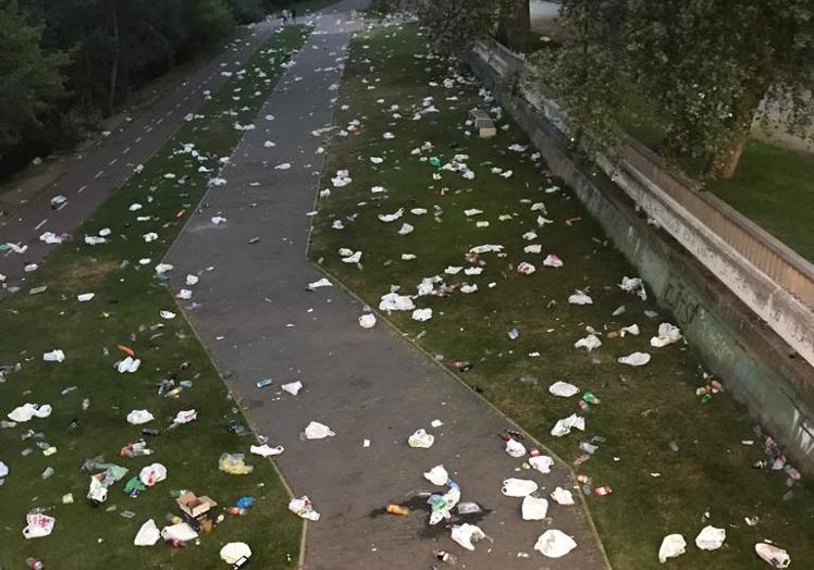 Imagen principal - San Pedro también trae resaca a León: trece toneladas de basura tras la noche de fiesta