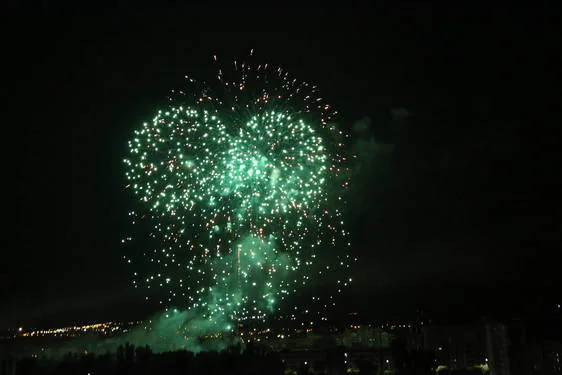 Los fuegos artificiales dan inicio a la noche de San Pedro