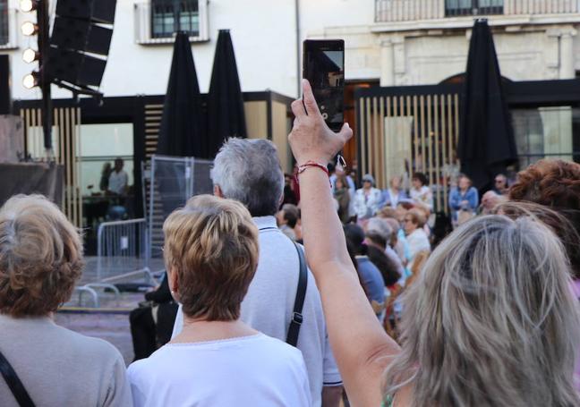 Muchos presentes quisieron inmortalizar varios de los temas interpretados por Manuel Quijano.