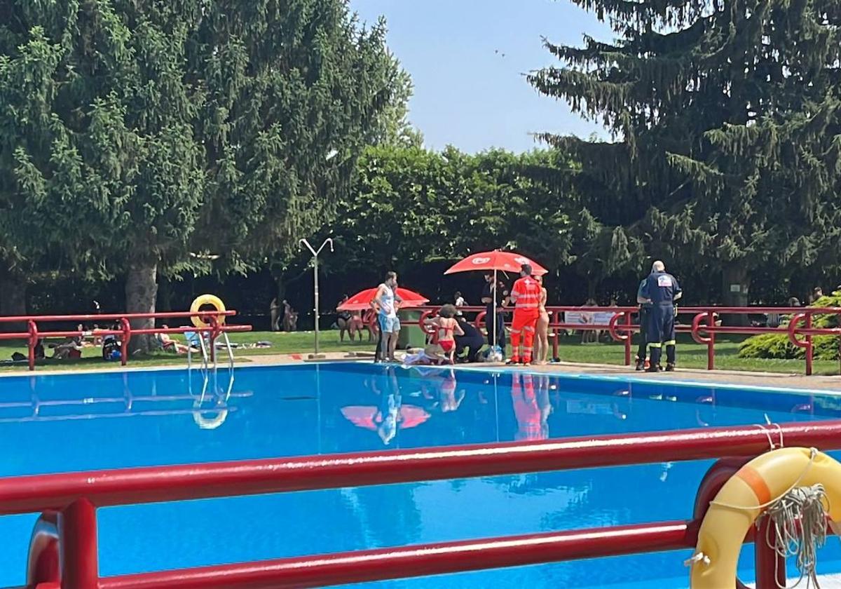 Sanitarios atienden al varón indispuesto en la piscina municipal de La Bañeza.