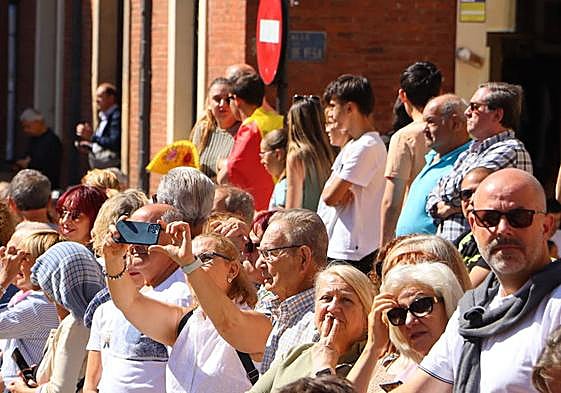 Imagen de multitud de leoneses esperando la llegada del rey.