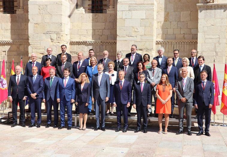 El rey Felipe VI inaugura en León la Cumbre Internacional que reúne en San Isidoro a parlamentarios de todo el mundo para celebrar el Día del Parlamentarismo.