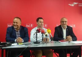 El secretario general del PSOE de León flanqueado por Ramón y Courel en su comparecencia en Ponferrada.