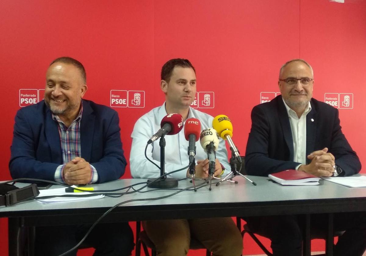 El secretario general del PSOE de León flanqueado por Ramón y Courel en su comparecencia en Ponferrada.