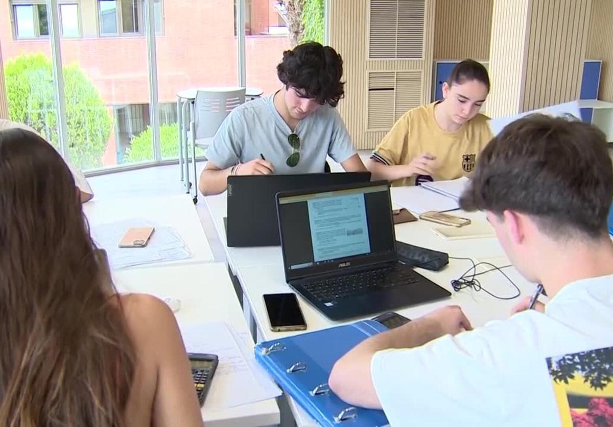 Imagen de archivo de varios estudiantes preparando los exámenes.