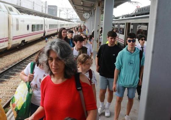 Viajeros del 'tren playero', a su llegada a la estación.