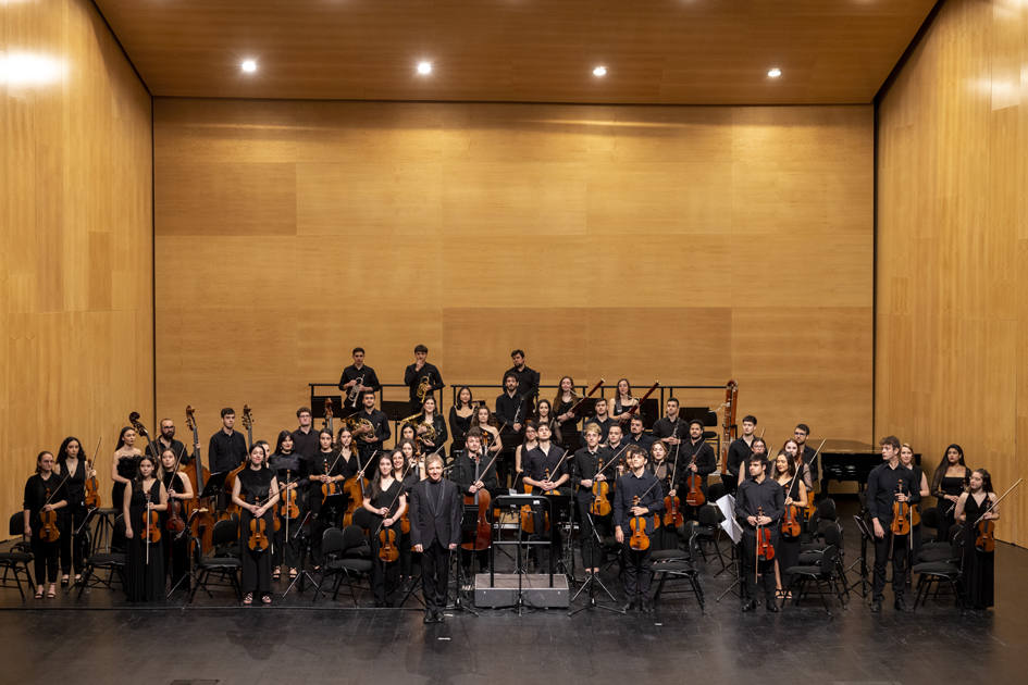 Imagen de los componentes de la sinfónica encargada del concierto en la Iglesia de San Nicolás.