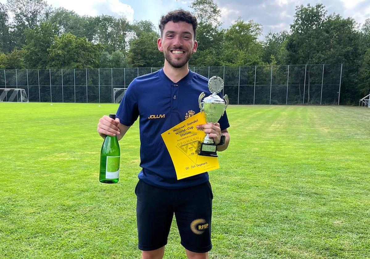 Imagen de David García Llaneza posando con el trofeo conseguido.